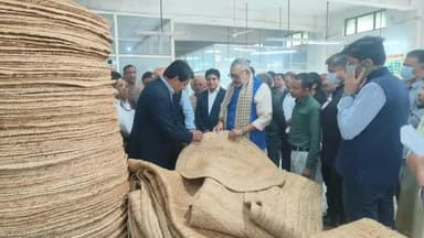 The Union Minister @girirajsinghbjp emphasized the importance of innovation in products, suggesting blends like #jute with bamboo and recycled #cotton with synthetic fibers for floor coverings and carpets to boost #global competitiveness.