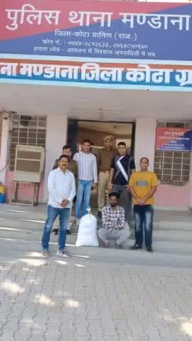 कोटा ग्रामीण पुलिस की #अवैध_मादक_पदार्थ के खिलाफ #कार्यवाही जारी
#जिला_विशेष_टीम व थाना मंडाना ने #संयुक्त कार्यवाही करते हुए, 5 किलो 860 ग्राम #गांजा जप्त कर, 01 अपराधी को गिरफ्तार करने में में सफलता हासिल की
@PoliceRajasthan