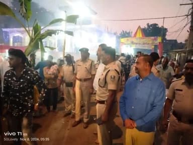 पुलिस अधीक्षक महोदय के निर्देशन में के #छठ_पूजा को शांतिपूर्ण माहौल में संपन्न करने हेतु तत्पर #सहरसा_पुलिस l
अनु० पदा० एवं अनु० पु०पदा०, सदर सहरसा के द्वारा सदर क्षेत्र के छठ घाटों पर उषाकाल में उदीयमान सूर्य को अर्घ देने जा रहे श्रद्ध
