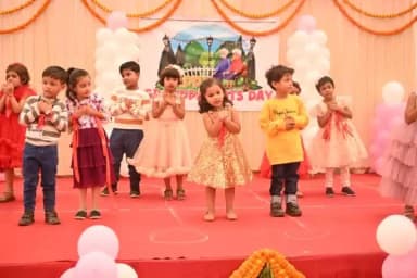 बरेका बाल निकेतन नर्सरी स्कूल में #GrandparentsDay पर बच्चों ने अपने दादा-दादी और नाना-नानी के प्रति स्नेह और सम्मान का अद्भुत प्रदर्शन किया।