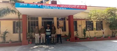 जिला कोटा ग्रामीण पुलिस की #अवैध_हथियार के खिलाफ कार्यवाही जारी
थाना कैथून व जिला पुलिस टीम ने #संयुक्त कार्यवाही करते हुए 01 आरोपी को गिरफ्तार कर, उसके पास से 01 #अवैध_हथियार_देशी_पिस्टल को #जप्त करने में सफलता हासिल