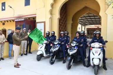 आज दिनांक-17/12/2024 को ASP SIUCAW कोटा ग्रामीण द्वारा जिला कोटा ग्रामीण क्षेत्रों में महिला/बालिकाओं के #विरुद्ध होने वाले #अपराधों पर प्रभावी #अंकुश लगाये जाने हेतु
"#कालिका_पेट्रोलिंग_यूनिट" का शुभारंभ किया गया
@IgpKota
