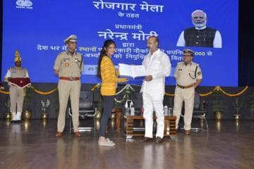 శ్రీ బండి సంజయ్ కుమార్, హోం వ్యవహారాల శాఖ మంత్రి, మిషన్ రిక్రూట్మెంట్, రోజ్గార్ మేళా, 14వ విడత, ఫేజ్-II లో భాగంగా CISF, NISA క్యాంపస్, హకీంపేటలో ఈరోజు కొత్తగా ఎంపికైన అభ్యర్థులకు నియామక పత్రాలను అందజేశారు.