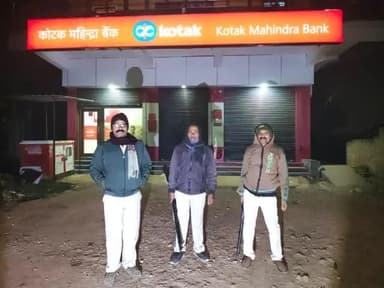 दिन हो या रात... कटिहार पुलिस आपके साथ...
कटिहार पुलिस द्वारा #Nightpatrolling के क्रम में सार्वजनिक वित्तीय संस्थानों, ATM के आस-पास विशेष निगरानी रखी जा रही है |