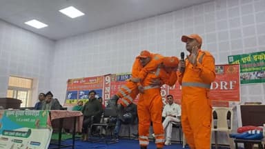 भूकम्प सुरक्षा पखवाड़ा (15-28 जनवरी) के प्रथम दिन #NDRF टीम द्वारा विद्यालयों में प्रशिक्षण एवं जागरूकता कार्यक्रम का आयोजन किया गया। ज़िलाधिकारी, पटना द्वारा अधिकारियों को भूकम्प की स्थिति में Do's and Don'ts का वृहत स्तर पर प्रचार-प्रसार