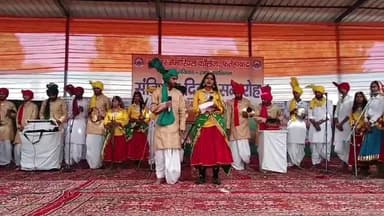 फतेहाबाद। #HamaraSamvidhanHamaraSwabhiman विषय पर एमएम काॅलेज में संविधान दिवस समारोह में प्रस्तुति देते युवा कलाकार