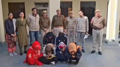 #कोतवाली_पुलिस ने 1.25 करोड़ की ठगी के आरोपी कॉल सेंटर संचालिका सहित 4 महिला व 2 युवक गिरफ्तार।