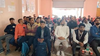 कॉमन सर्विस सेंटर संचालकों कीएक दिवसीय कार्यशाला संपन्न
सीएससी संचालकों की एक दिवसीय कार्यशाला का आयोजन शुक्रवार को सीएससी कार्यालय निवाड़ी में किया गया.