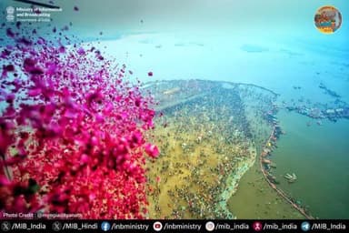 A mesmerizing scene unfolds at Maha Kumbh 2025 on #BasantPanchami as countless pilgrims take a holy dip in Triveni Sangam, with flower petals showered upon them. 
#MahaKumbh #MahaKumbh2025