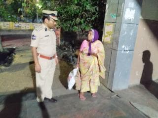 అర్ధరాత్రి రామగుండం పోలీస్ కమీషనర్ గారు ఆకస్మిక తనిఖీ లు.
రామగుండం పోలీస్ కమిషనర్ అంబర్ కిషోర్ ఝా ఐపిఎస్., అర్ధరాత్రి సమయంలో రామగుండం రైల్వే స్టేషన్, గోదావరి ఖని బస్ స్టాండ్, రామగుండం పోలీస్ స్టేషన్, పలుప్రాంతాల్లో ఆకస్మిక పర్యటన.