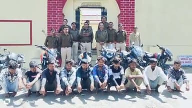 #पुलिस_थाना_धम्बोला द्वारा #होली के अवसर पर #कस्बा_सीमलवाडा में #हुड़दंग मचाकर #आम_शांति_भंग करने के आरोप में 10 व्यक्तियों को किया गिरफ्तार।