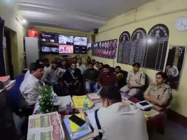 #रामनवमी, #चैत्र_नवरात्र एवं #ईद पर्व के अवसर पर सुरक्षा व विधि-व्यवस्था संधारण के दृष्टिगत...
.
आज दिनांक:-19.03.2025 को #नगर थाना परिसर में शांति समिति की बैठक की गई।