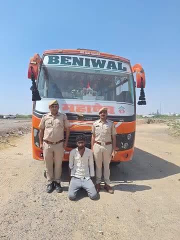 #Balotra: पचपदरा रिफाईनरी में चोरी करने वाली शातिर गैंग का एक और सदस्य गिरफ्तार।
मुल्जिम मुलाराम सहित घटना में प्रयुक्त वाहन बस जब्त।
#BalotraPolice #TheftGang #Pachpadra