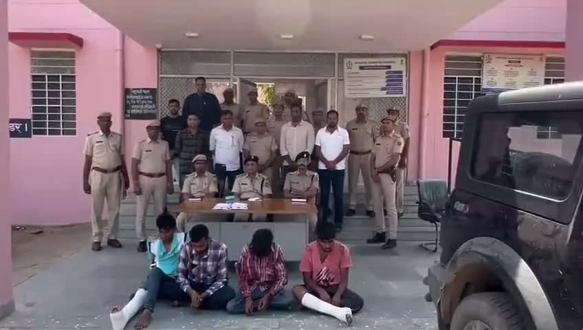 जिला पुलिस अधीक्षक #श्री_सागर_राणा_IPS के निर्देशन में #श्री_घासीराम उ.नि.थानाधिकारी पुलिस थाना मंडावरी, DST टीम दौसा और #श्री_रविन्द्र_सिंह उ.नि. थानाधिकारी पुलिस थाना सदर ने दिनांक 25.03.25 को मंडावरी कृषि मण्डी के पास हुई लूट की वारदात प
