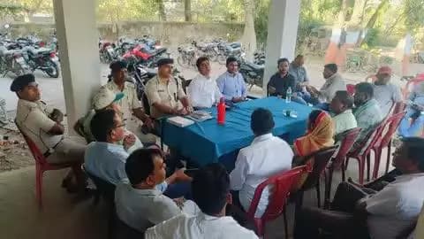 आज दिनांक-29.03.25 को मनिहारी थाना परिसर में आगामी पर्व #ईद, #रामनवमी, एवं #चैती_छठ को शांतिपूर्ण माहौल में सम्पन्न कराने हेतु आमजनों के साथ #शांति_समिति की बैठक आयोजित की गई।