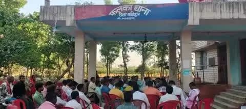 आज दिनांक-29.03.25 को फलका थाना परिसर में आगामी पर्व #ईद, #रामनवमी, एवं #चैती_छठ को शांतिपूर्ण माहौल में सम्पन्न कराने हेतु आमजनों के साथ #शांति_समिति की बैठक आयोजित की गई।