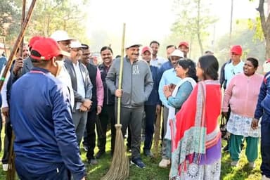 #अंतर्राष्ट्रीय_महिला_दिवस के पर आयोजित #CleanlinessDrive में महाप्रबंधक श्री एन.पी.सिंह का संदेश-
"स्वच्छता हमसब की जिम्मेदारी है। महिलाओं की भागीदारी से यह और प्रभावशाली बनता है, क्योंकि वे समाज की आधारशिला हैं और स्वच्छता को परिवार व...