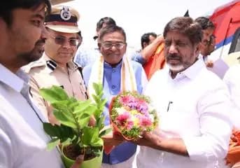 మంచిర్యాల పట్టణంలో పలు శంకుస్థాపన కార్యక్రమాలు, బహిరంగ సభలో పాల్గొనేందుకు వచ్చిన ఉప ముఖ్యమంత్రి గౌరవ భట్టి విక్రమార్క గారిని రామగుండం పోలీస్ కమిషనరేట్ కమిషనర్ అంబర్ కిషోర్ ఝా మర్యాదపూర్వకంగా కలుసుకొని పుష్పగుచ్చం అందజేశారు.
