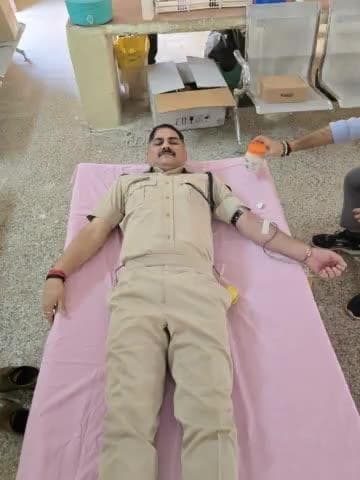 जरूरतमंदों की बचे जान,
अलवर पुलिस ने किया रक्तदान🩸
🎉राजस्थान पुलिस स्थापना दिवस समारोह पर पुलिस लाईन परिसर #अलवर में #रक्तदान_शिविर का आयोजन किया गया!