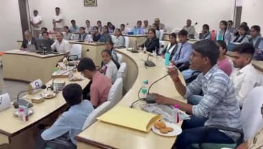 76 वे राजस्थान पुलिस दिवस के अवसर पर दिनांक 17.04.2025 को रेंज स्तरीय क्वीज प्रतियोगिता का आयोजन तथा अधिकारियों से संवाद करते छात्र ।
#RajasthanPolice
#UdaipurPolice