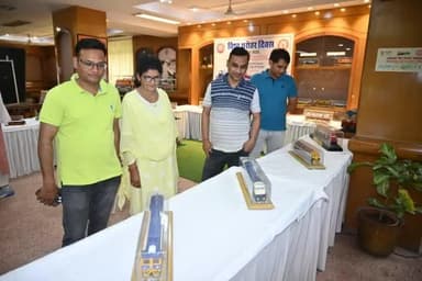 #विश्व_धरोहर_दिवस पर आयोजित प्रदर्शनी में बरेका कर्मचारियों की विशेष भागीदारी रही। प्रदर्शित ऐतिहासिक रेल इंजनों के मॉडेल्स ने सभी का ध्यान आकर्षित किया, जिन्हें कर्मचारियों ने गहन रुचि और उत्साह से अवलोकन किया। @railminindia