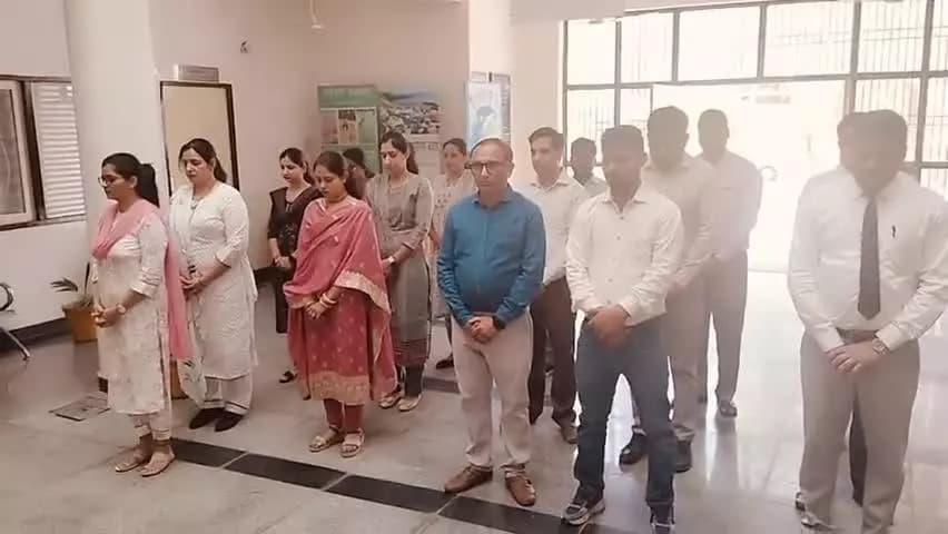 जिला एडीआर सेंटर में 2 मिनट का मौन रख कर पहलगाम में आतंकी हमले में मारे गए पर्यटकों के प्रति अपनी गहरी संवेदना व्यक्त की