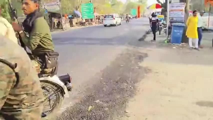 #रामनवमी_पर्व_2025 को शांतिपूर्ण माहौल में सम्पन्न कराने हेतु सक्रिय कटिहार पुलिस...
आज दिनांक 05.04.25 को #कोढ़ा थाना क्षेत्र अंतर्गत विधि-व्यवस्था संधारण हेतु कटिहार_पुलिस द्वारा फ्लैग मार्च निकाला गया ।