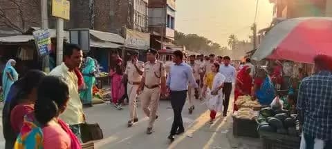 #रामनवमी_पर्व_2025 को शांतिपूर्ण माहौल में सम्पन्न कराने हेतु सक्रिय कटिहार पुलिस...
आज दिनांक 05.04.25 को #अमदाबाद थाना क्षेत्र अंतर्गत विधि-व्यवस्था संधारण हेतु कटिहार_पुलिस द्वारा फ्लैग मार्च निकाला गया ।