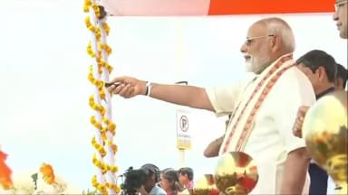 माननीय प्रधानमंत्री श्री @narendramodi जी द्वारा तमिलनाडु में नया पांबन ब्रिज का उद्घाटन करने के साथ, रामेश्वरम - तांबरम (चेन्नै) के मध्य नई ट्रेन का हरी झंडी दिखाकर शुभारंभ किया गया।
#NewPambanBridge
#RailInfra4TamilNadu
#railminindia