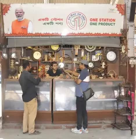 पश्चिम बंगाल के हावड़ा रेलवे स्टेशन पर #OneStationOneProduct स्टॉल पर लकड़ी के हस्तशिल्प आइटम बन रहें हैं आकर्षण का केंद्र।
#Vocal4Local के तहत स्थानीय कारीगरों के हुनर और सपनों को मिल रही है नई उड़ान।