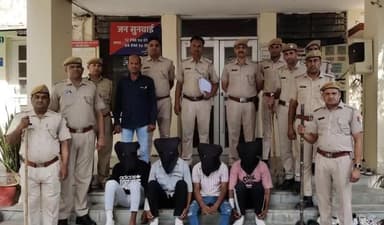 जिला कोटा ग्रामीण पुलिस की अपराधियों के खिलाफ #निरंतर_कार्यवाही जारी
थाना मोड़क ने चाकू की नोक पर #लूट करने वाले नकाबपोश #गिरोह का पर्दापास करते हुए 04 अपराधियों को #गिरफ्तार करने में सफलता हासिल की