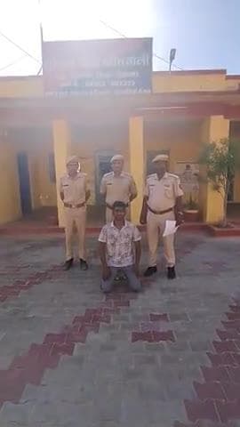 जिला पुलिस अधीक्षक, जैसलमेर सुधीर चौधरी के निर्देशन में, पुलिस थाना कोतवाली जैसलमेर द्वारा शहीद जयसिंह चौराहा पर वाहन से टक्कर मारने वाले बदमाश को किया गिरफतार