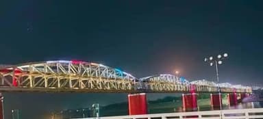 तिरंगे की चमक, वीरों का सम्मान, उत्तर प्रदेश के वाराणसी का ऐतिहासिक मालवीय ब्रिज बता रहा है भारत की शान!
#NationAboveAll #IndiaFirst #SaluteOurForces #OperationSindoor @railminindia