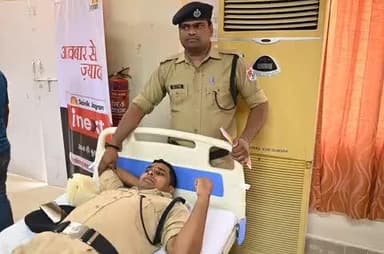 #विश्व_रक्तदान_दिवस के अवसर पर बरेका केंद्रीय चिकित्सालय में आयोजित स्वैच्छिक रक्तदान शिविर में रेलवे सुरक्षा बल के अधिकारियों एवं जवानों ने बढ़-चढ़कर हिस्सा लिया।
रक्तदान कर मानवता का परिचय दिया — क्योंकि "रक्तदान है जीवनदान"। 🩸🙏