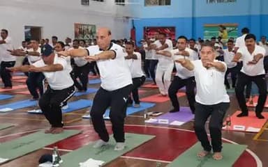 Raksha Mantri leads Armed Forces in celebrating #InternationalDayofYoga2025 at Udhampur, J&K; Performs various asanas & breathing exercises with 2,500 soldiers
#IDY2025 #YogaForOneEarthOneHealth
