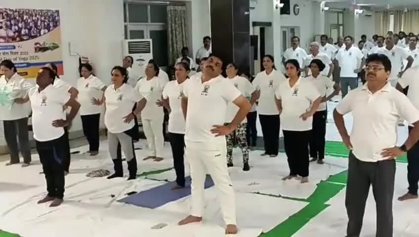 योग के तत्व -"अनुशासन, संतुलन एवं शक्ति"
योग के रंग में रंगा बरेका परिवार
#IDY2025##yogaforoneearthonehealth
@railminindia