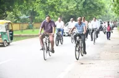 🇮🇳 महाप्रबंधक श्री नरेश पाल सिंह ने बरेका के प्रमुख मुख्य विभागाध्यक्ष गण संग साइकिल🚴चलाकर पर्यावरण🌳संरक्षण जागरूकता रैली🧘♂️में लिया भाग, दिया हरित पर्यावरण🌿 का संदेश
#EnvironmentAwareness #CyclingForNature @railminindia