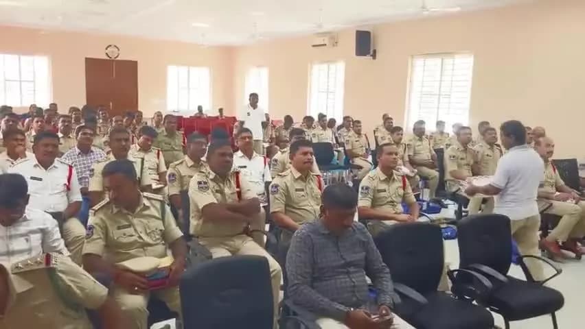 రామగుండం పోలీస్ కమిషనరేట్ పెద్దపల్లి, మంచిర్యాల జోన్ పోలీస్ అధికారులతో పోలీస్ కమిషనర్ అంబర్ కిషోర్ ఝా గారు ఈరోజు కమిషనరేట్ కార్యాలయములో నేర సమీక్షా సమావేశాన్ని నిర్వహించారు.
