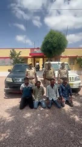 जिला पुलिस अधीक्षक, जैसलमेर सुधीर चौधरी के निर्देशन में, पुलिस थाना भणियाणा द्वारा हत्या के प्रयास के प्रकरण में लम्बे समय से फरार 04 मुल्जिमान को किया गिरफ्तार, घटना में प्रयुक्त 02 वाहन जब्त, विस्तृत अनुसंधान जारी