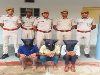 (थाना शिवाजी पार्क अलवर)
मोहर्रम के त्यौहार पर पुलिसकर्मी पर जानलेवा हमला करने वाले 03 शातिर बदमाश बापर्दा गिरफ्तार।
#RajasthanPolice @IgpJaipur
#Alwar #CrimeNews #Rajasthanews