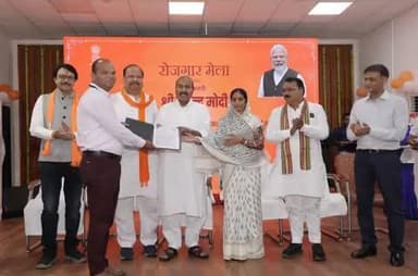 रतलाम में आयोजित रोजगार मेला में नए अभ्यर्थियों को मुख्य अतिथि द्वारा नियुक्ति पत्र वितरन किया गया।