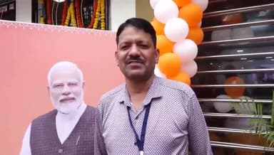 रतलाम में आयोजित रोजगार मेला में रेलवे की नौकरी पाकर खुश युवा। #RojgarMela