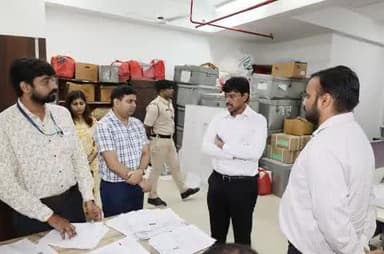 जिला निर्वाचन पदाधिकारी- सह- जिलाधिकारी, महोदय द्वारा अनुमंडल कार्यालय में डीसीएलआर पटना सदर बांकीपुर विधान सभा मतदाता सूची के विशेष गहन पुनरीक्षण कार्य का निरीक्षण किया गया तथा लोगों से फीडबैक लिया गया।
#SpecialIntensiveRevision