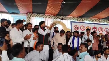मध्यप्रदेश #टीकमगढ़ में कुशवाहा जन आक्रोश में फूटा लोगों का गुस्सा गजेंद्र ठाकुर को संरक्षण देने वाले एसपी एवं दिगौड़ा टीआई को तत्काल हटाने की मांग गजेंद्र ठाकुर कुछ #समय से पुरे कुशवाहा समाज को #गाली दे रहा है लेकिन मध्यप्रदेश पुलिस ने संर