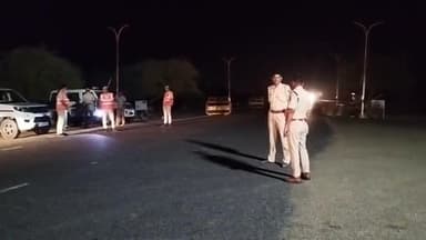 जिला पुलिस अधीक्षक जैसलमेर सुधीर चौधरी के निर्देशन में पुलिस मुख्यालय के आदेशानुसार जिला में की जा रही नाकाबंदी को महानिरीक्षक पुलिस, जोधपुर रेंज जोधपुर व जिला पुलिस अधीक्षक जैसलमेर द्वारा किया गया चैक, दिए विशेष दिशा निर्देश