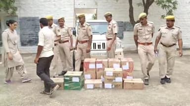 जिला पुलिस अधीक्षक जैसलमेर सुधीर चौधरी के निर्देशन में, पुलिस थाना खुहड़ी द्वारा अवैध शराब तस्करों के विरूद्ध कार्यवाही कर 23 कार्टून अवैध शराब मय परिवहन में प्रयुक्त वाहन बोलेरो कैम्पर जब्त कर मुल्जिम को किया गिरफतार, विस्तृत अनुसंधान जारी