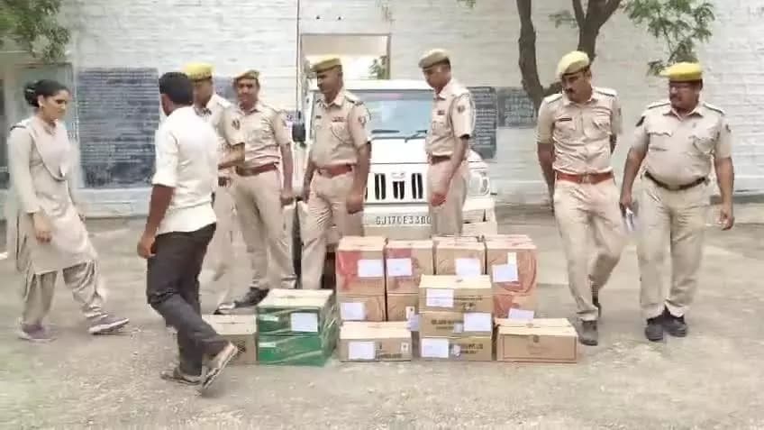 जिला पुलिस अधीक्षक जैसलमेर सुधीर चौधरी के निर्देशन में, पुलिस थाना खुहड़ी द्वारा अवैध शराब तस्करों के विरूद्ध कार्यवाही कर 23 कार्टून अवैध शराब मय परिवहन में प्रयुक्त वाहन बोलेरो कैम्पर जब्त कर मुल्जिम को किया गिरफतार, विस्तृत अनुसंधान जारी
