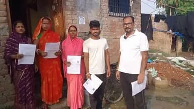 ईसीआई आपके #द्वार पर।
पटना में मतदाता सूची के विशेष गहन पुनरीक्षण (#एसआईआर) के दौरान बीएलओ द्वारा घर-घर जाकर गणना प्रपत्र वितरित किए जा रहे हैं। डीईओ-सह-डीएम, पटना ने सभी ईआरओ को इस पर बारीकी से निगरानी करने का निर्देश दिया है