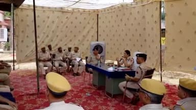 #DidwanaKuchamanPolice
#SPOfficeDidwana
संपर्क सभा में SP श्रीमती ऋचा तोमर (IPS) ने पुलिस को अनुशासन में रहने, आमजन से अच्छा व्यवहार, वर्दी में अच्छा टर्नआउट व आचरण रखने, अपराधियों से दूरी व नशामुक्त रहने के निर्देश दिए।