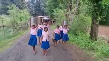 रायडीह:नव प्राथमिक विद्यालय में जल मीनार नहीं रहने से विद्यार्थी बाहर से पानी लाने को मजबूर#जन_समस्या
